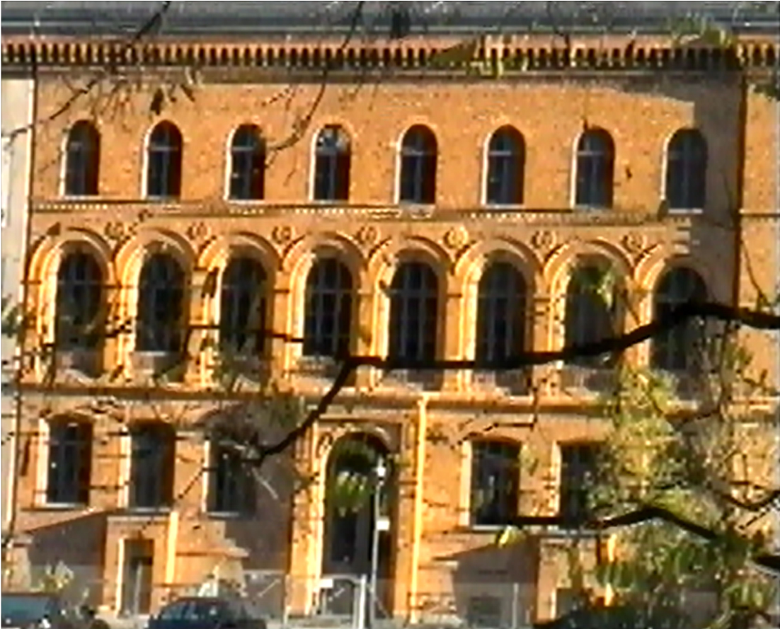 Ansicht des linken Kopfteils des Verwaltungsgebäudes III