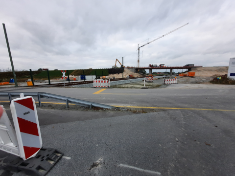 Schienenquerung mit Blick auf die neue Straßenbrücke